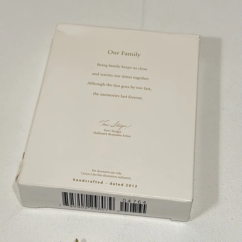 HALLMARK OUR FAMILY 2012 HOLIDAY ORNAMENT